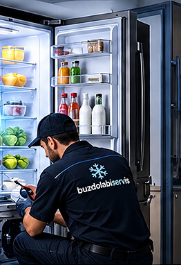 Buzdolabı tamiri yapan servis teknisyeni